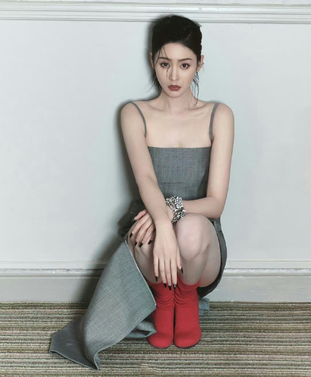 张天爱 性感写真 灰色吊带裙杀疯！性感身材 + 绝美脸蛋，美到窒息 ​​​