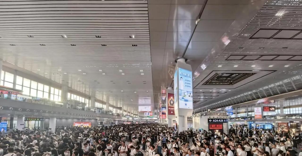 6月27日晚上七点多的南京南站暑运开始人挤人。
     大学生放假了，今天南京
