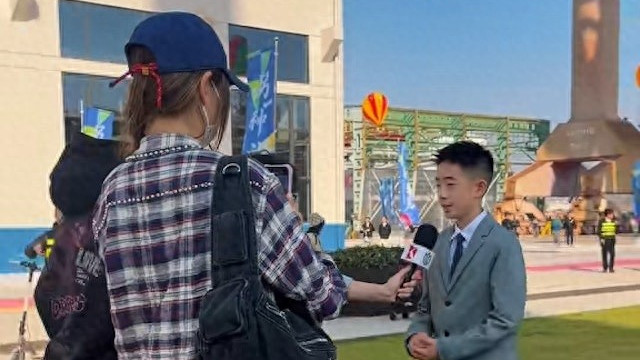 陈小春儿子越大越叻，读国际学校操四语言，应采儿教育理念显智慧