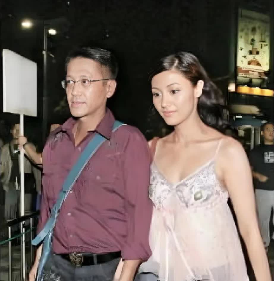 当年36岁的李嘉欣与许晋亨热恋时的一幕！

看得出许晋亨真的很爱李嘉欣，他们