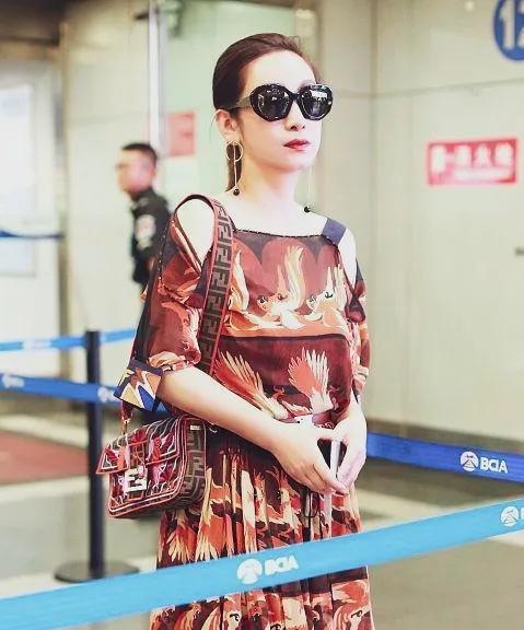 秦海璐这穿搭，走在时尚前沿啊，花裙子，花包包墨镜一戴，谁能不爱，潮爆了！#秦海璐