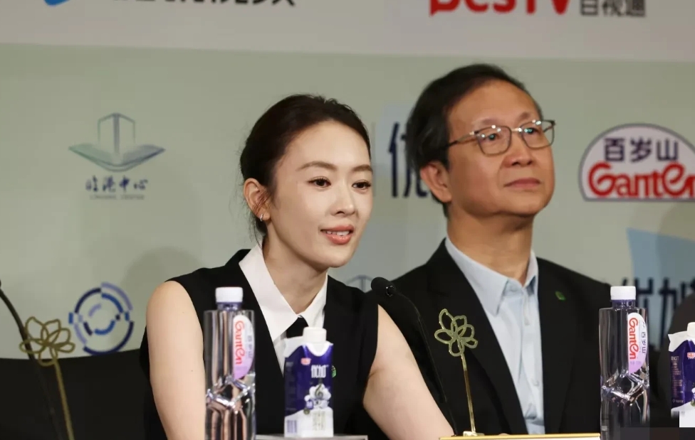 童谣厉害了啊！
超越赵丽颖，杨幂等人，成为首位85花白玉兰奖评委，与德艺双馨的老