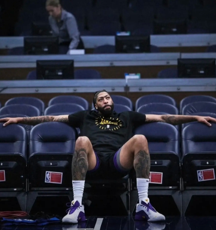 浓眉接受4年1.8亿的可能性大吗
平均一年4500万，给顶薪可以附带一些出勤要求