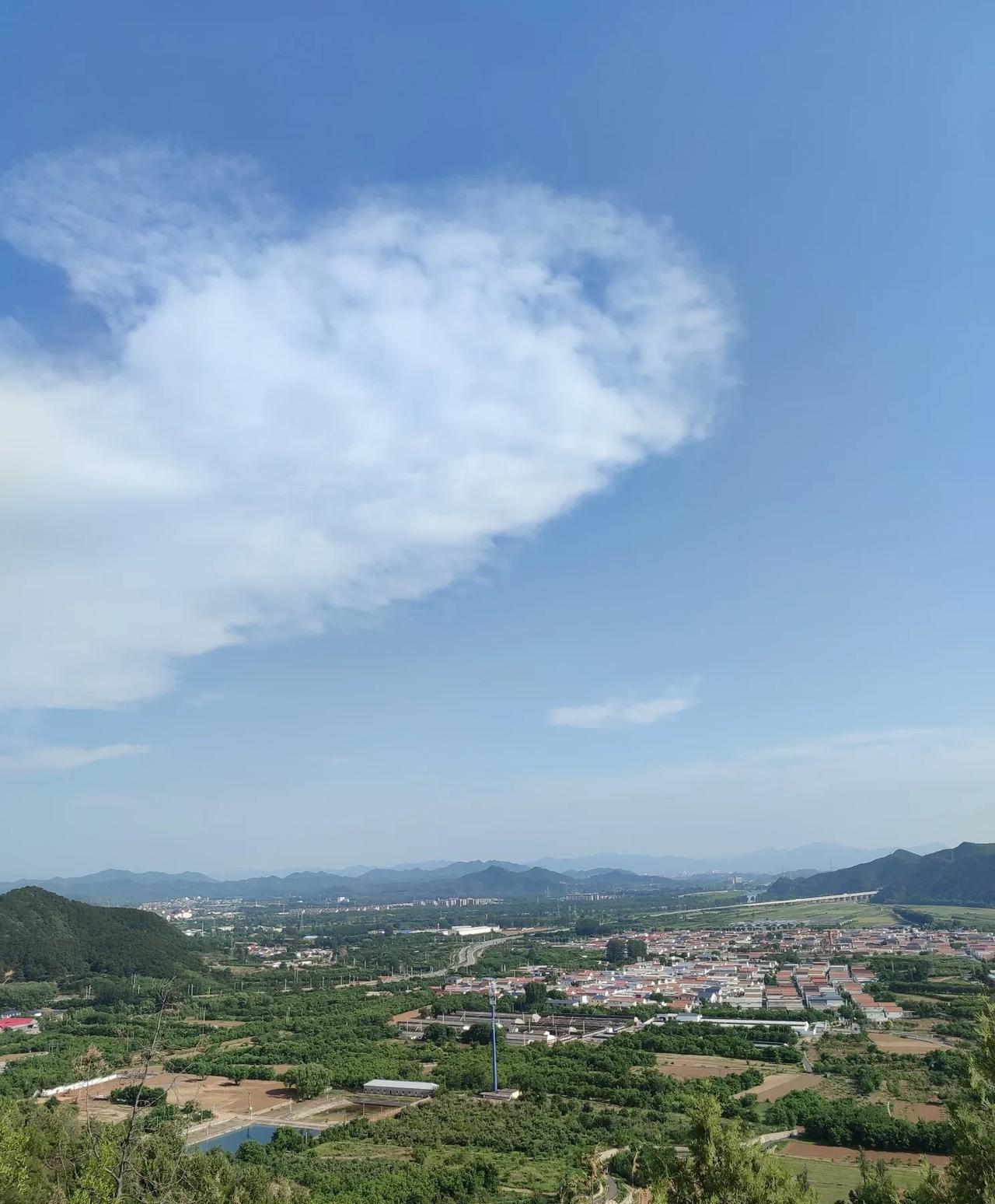 北京今天晴空万里，秋高气爽！
这几天北京难得的好天气，阳光明媚，温度适宜，秋高气