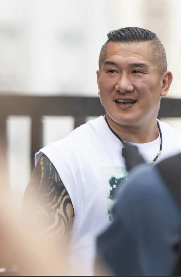 相由心生不是没道理的，

台湾网红馆长真的变了，

自从来大陆直播后以后，江湖气