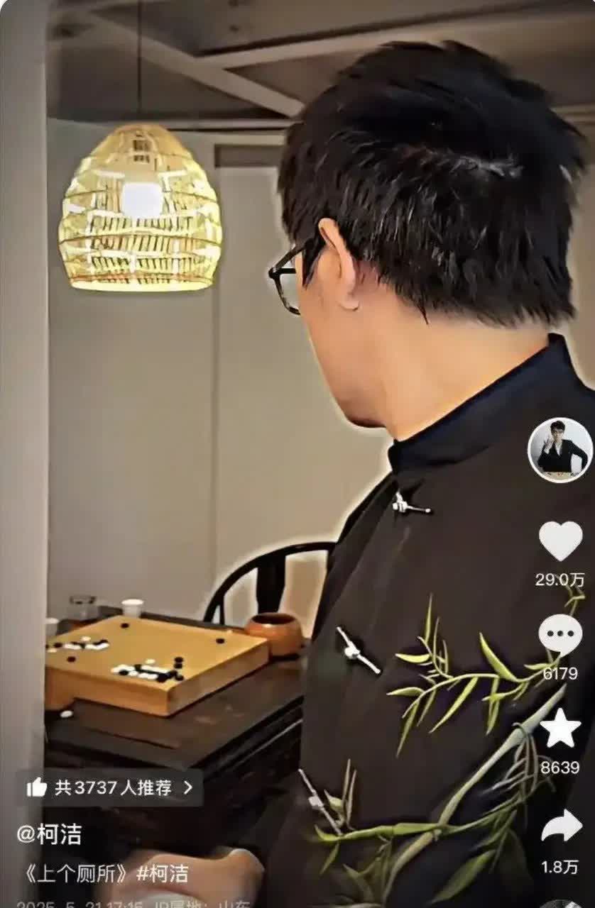 柯洁的围甲首战一点悬念都没地输了。用在线解说张香槟的话讲：整个儿柯洁没啥机会，而