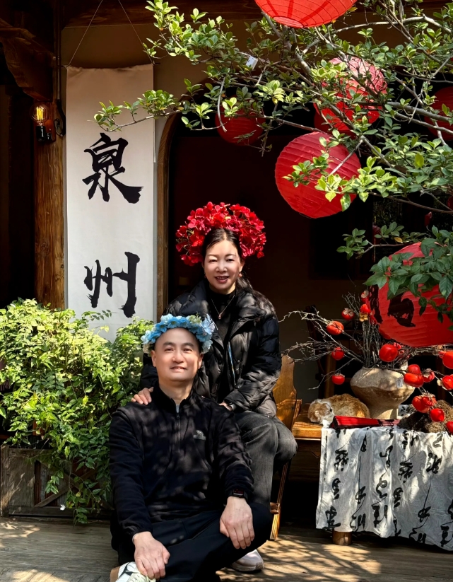 不愧是董卿的接班人，长得那么清纯标志，原谅是像爸爸妈妈，从冯琳爸妈的长相看出，冯
