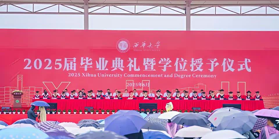 喊李校长下来的同学我不想批评你什么，问题是李校长带领主席台一干人马真下来了，走进