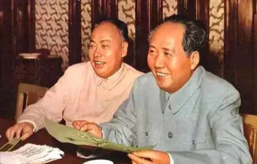 伟大领袖毛主席与陈毅元帅在一起，亲切交谈，笑容满面，笑容灿烂，笑容可掬，合影留念