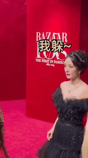 时尚芭莎搞了个镜头签。照妖镜似的把明星的真实样貌都还原了。面对这个环节杨幂直接躲