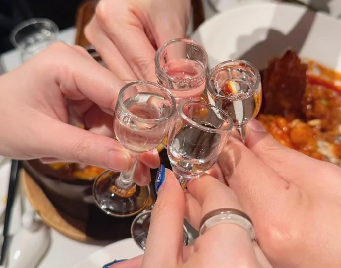 青海西宁，女子和3个朋友聚餐喝完酒后，带着其中俩朋友回了出租屋继续喝，其中一男性