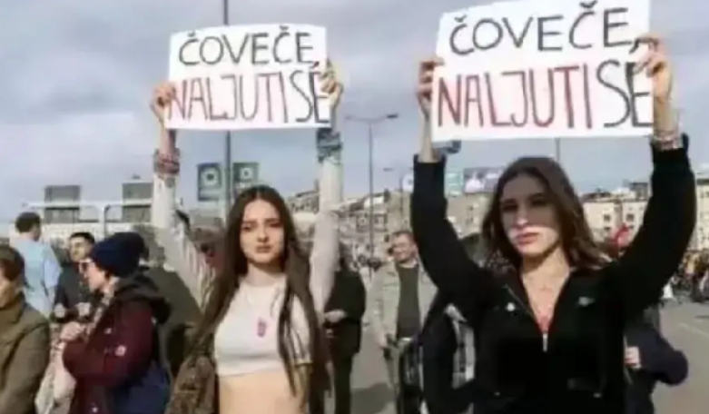 看见塞尔维亚游行队伍里的美女，我就想到了叙利亚的颜革女先锋，好想对她们说：莫天真