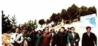 1985年4月20日，国务院副总理李鹏到威海视察的老照片。1984年，威海被列为