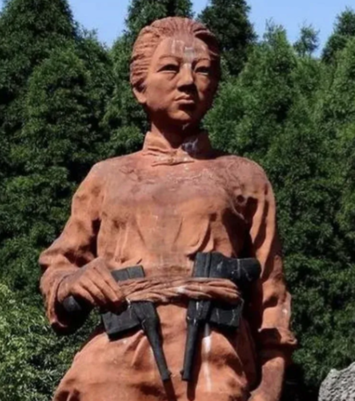 1948年8月，邓惠中在家附近不幸被捕，旋即被囚禁于阴森潮湿的重庆渣滓洞监狱。牢