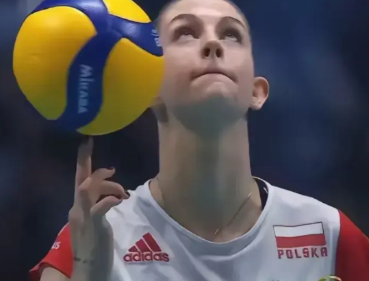 北京站世联赛第一天下午场，全主力披挂上阵的波兰女排3：0全主力泰国女排，不过，阿