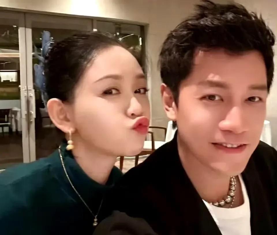 我问我闺蜜，为什么陈乔恩都46岁了，在艾伦面前怎么还跟个小姑娘似的？
闺蜜想了想