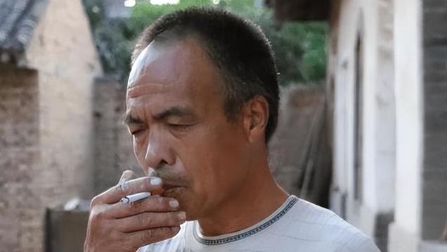 儿子伪造清华录取通知书，父亲花几万块摆酒宴，村民：上面有错字