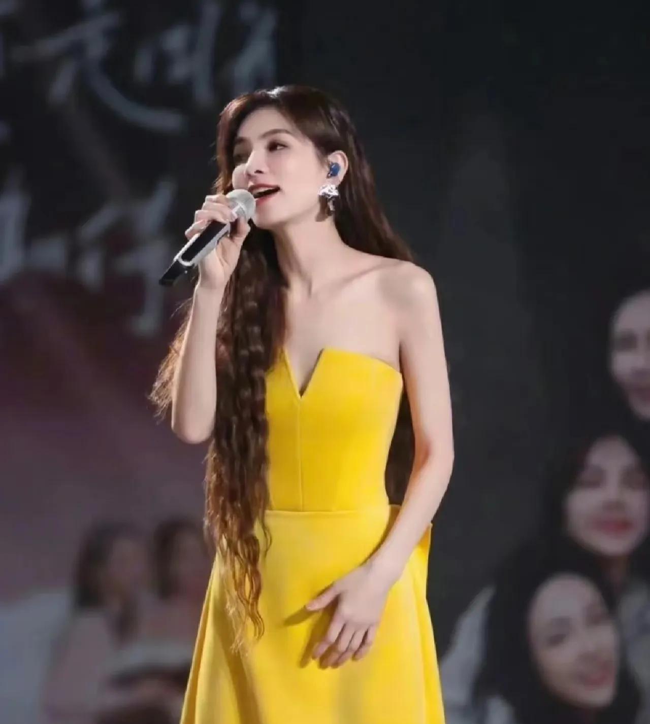 天啊！还有谁和我一样，曾经没有发现过的美女，现在再看，居然是最迷人的。
当我们还