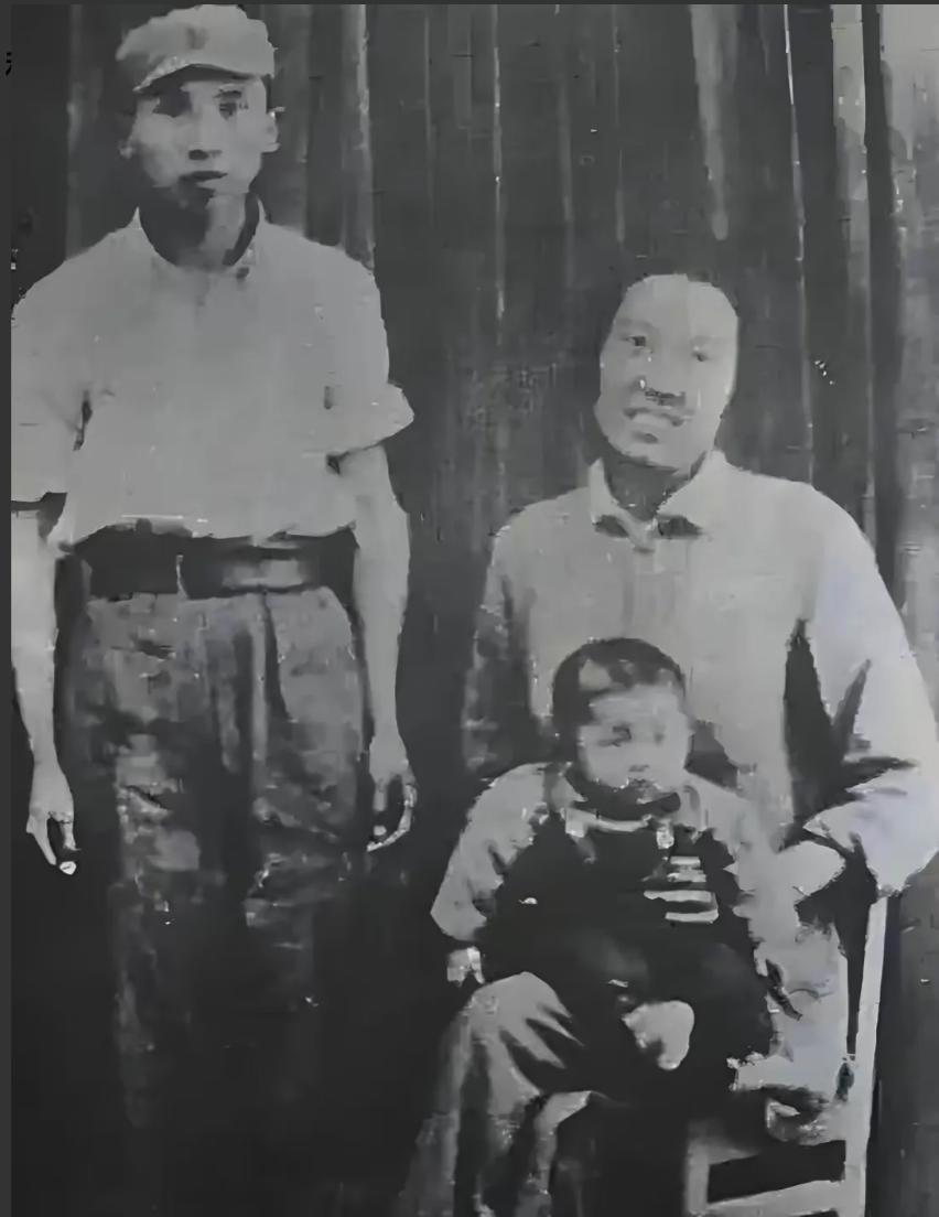 1946年，有对地下党员夫妻，带着2岁儿子执行任务，乘船时，遇上特务登船搜身，两