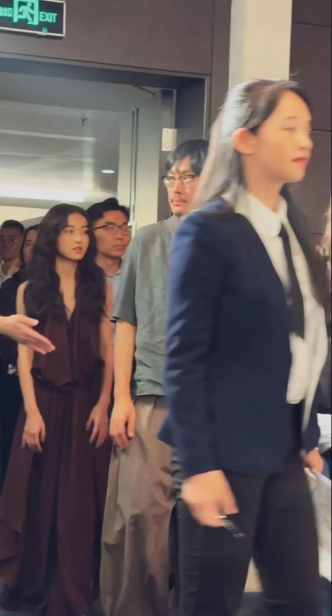 子枫妹妹今天太仙了吧！妹妹真的长大了，超耐看的氧气美女！人美衣品也美，好有艺术气