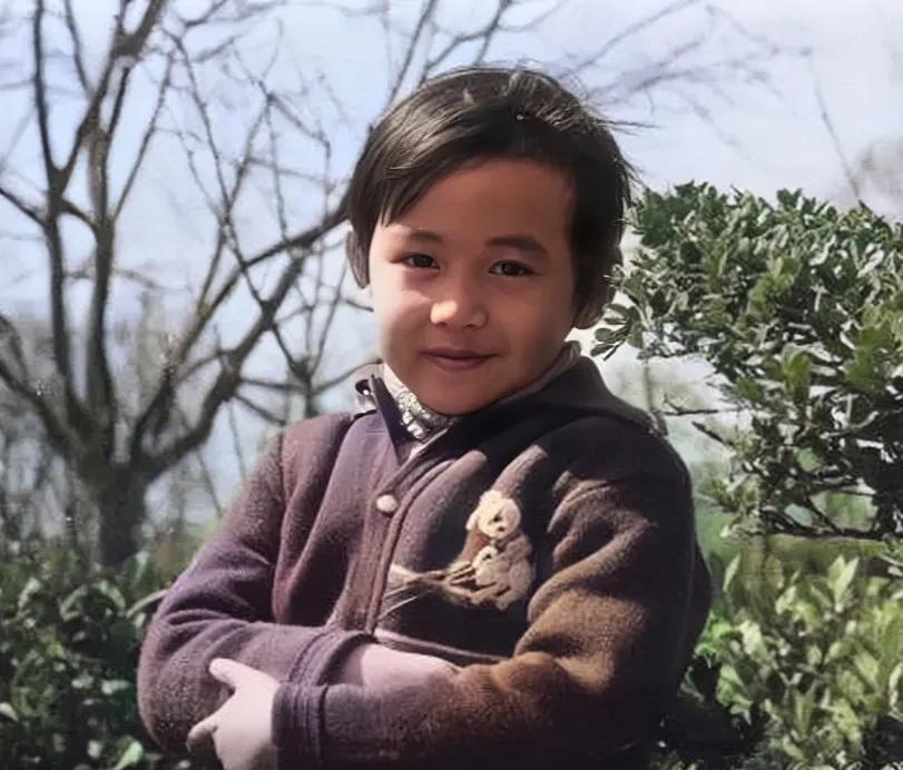 上世纪八十年代，上海一位小男孩的留影旧照，后来这位小男孩考上了上戏，从此命运的齿