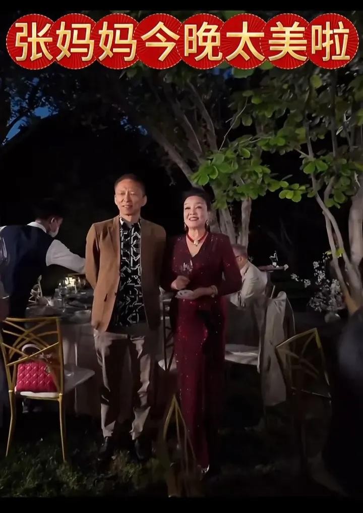 最近张兰和搜狐张朝阳同框的照片引发讨论，有网友调侃说