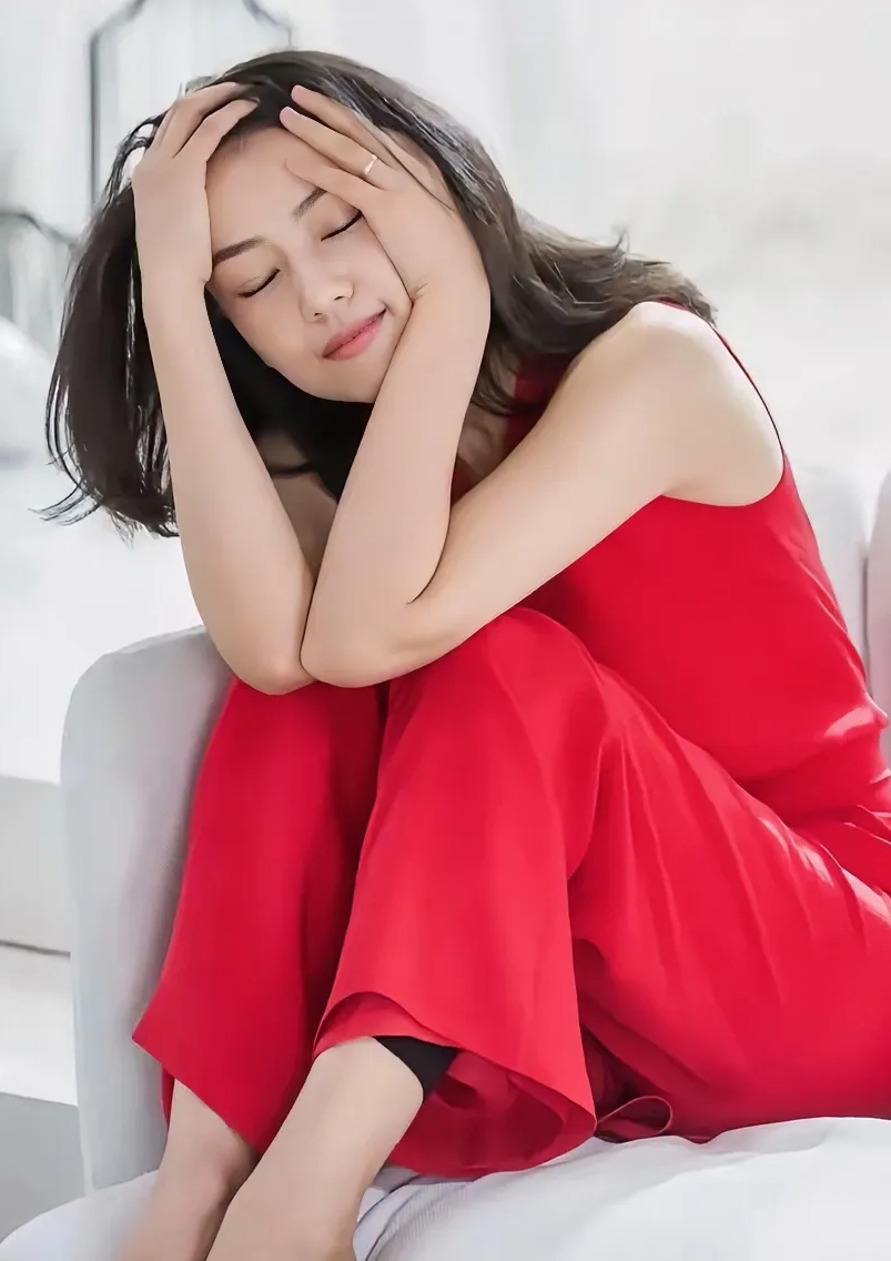 高圆圆，165cm，坐着睡觉都这么美，你们看看是不是呢？