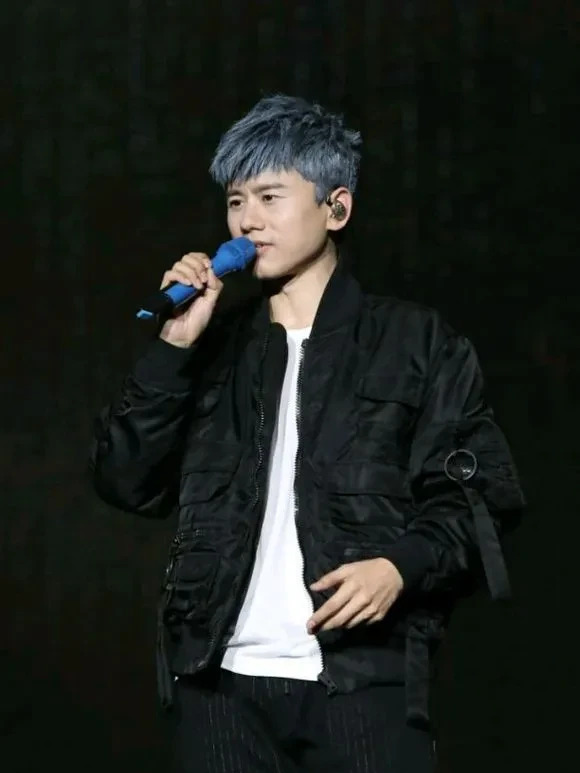 张杰奇装异服引争议











什么？张杰的演出服竟然引发了这么大的争