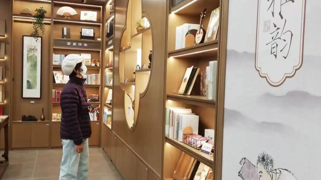 直到对比今天的上海书城和新疆书城，才发现同样书店味道大不一样