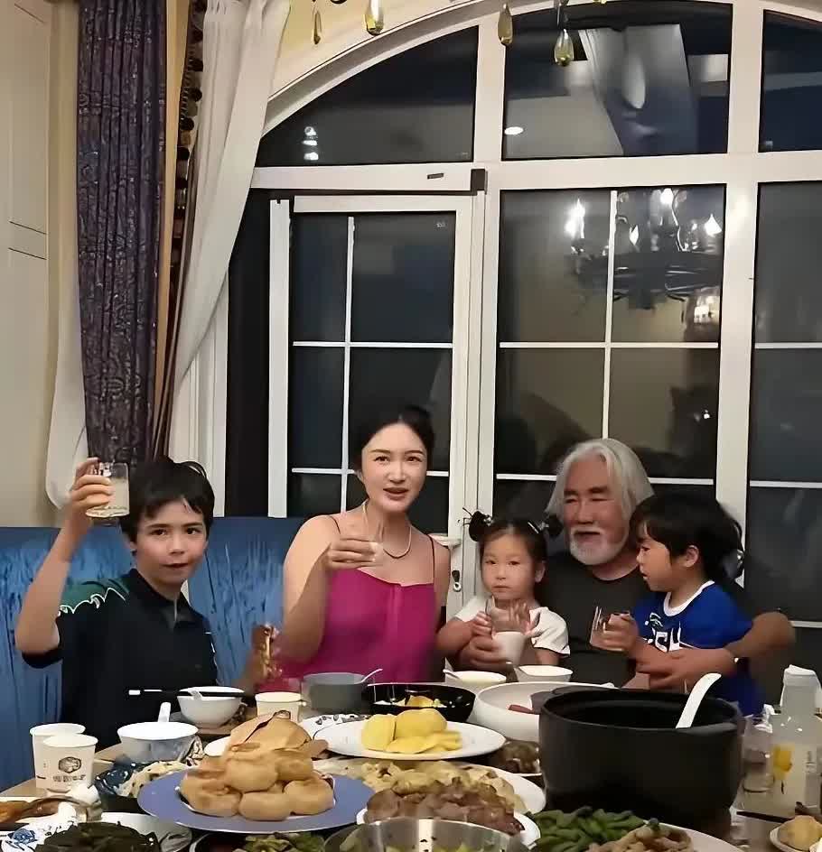 难怪张纪中导演说养娃压力山大呢。

看看他们吃饭时的场景，网友们都被惊得目瞪