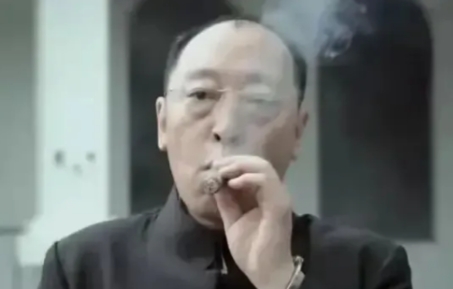 当年，倪大红友情出演《战狼》时，不幸受伤。导演吴京过意不去，拿着钱去看他。没想到
