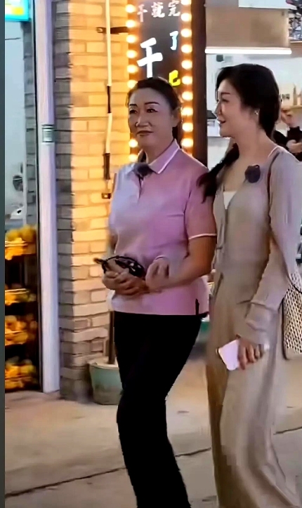 陈梦的妈妈估计难受死了 不是因为陈梦不给钱 也不是没找老伴，而是61了，还有人有