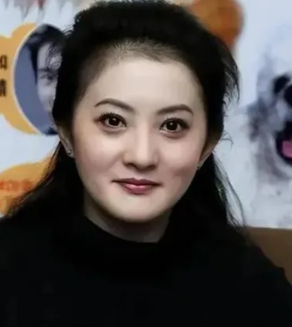 “小婉君”金铭44岁现状，个子太矮，事业受挫，单身未婚未孕。

当年红遍大江南北