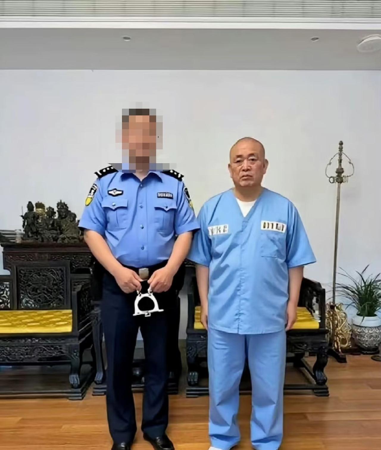 这是同一个人吗？你觉得蓝色的服装、 还是红色 加 金黄色的袈裟， 哪一个更加适合