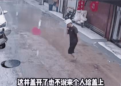 不得不信！都说“做好事有福报”，没想到福报会来得这么快！当时正在屋檐下打电话的男
