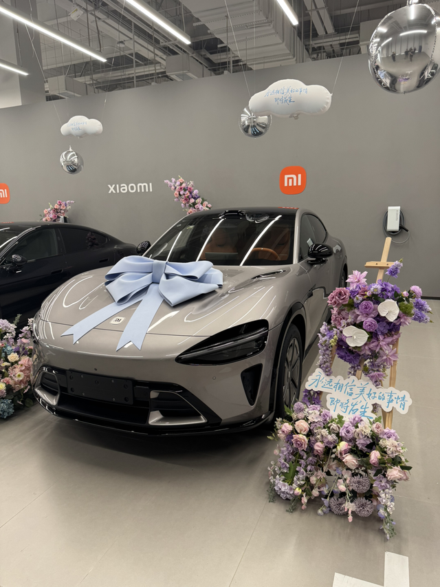 今天提了小米 yu 7
1. 初始 9-12 周的标准版，但是选配选满了，所以价