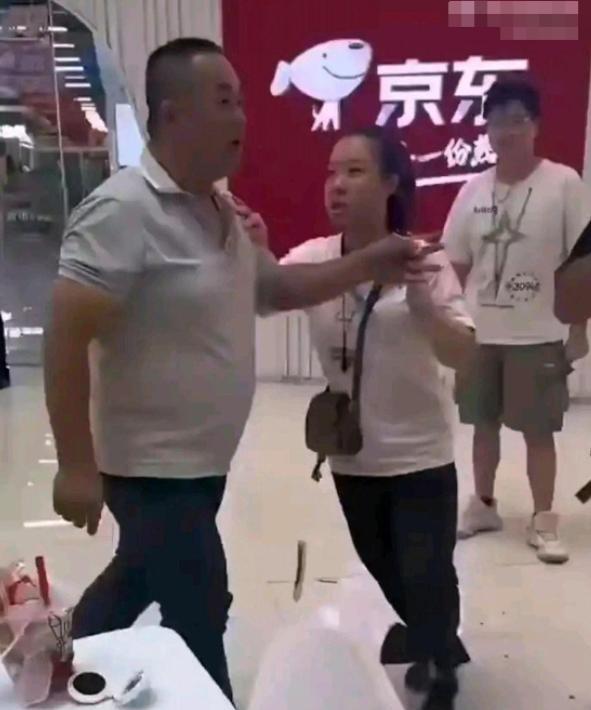 “只要我们死不绝，就决不允许文化入侵！”这是一位热血大叔说的话，当时他说这句话的
