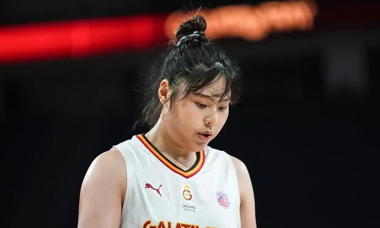 昨晚进行的一场土耳其超级联赛中，中国女篮国手李月汝效力的加拉塔萨雷女篮在常规赛收