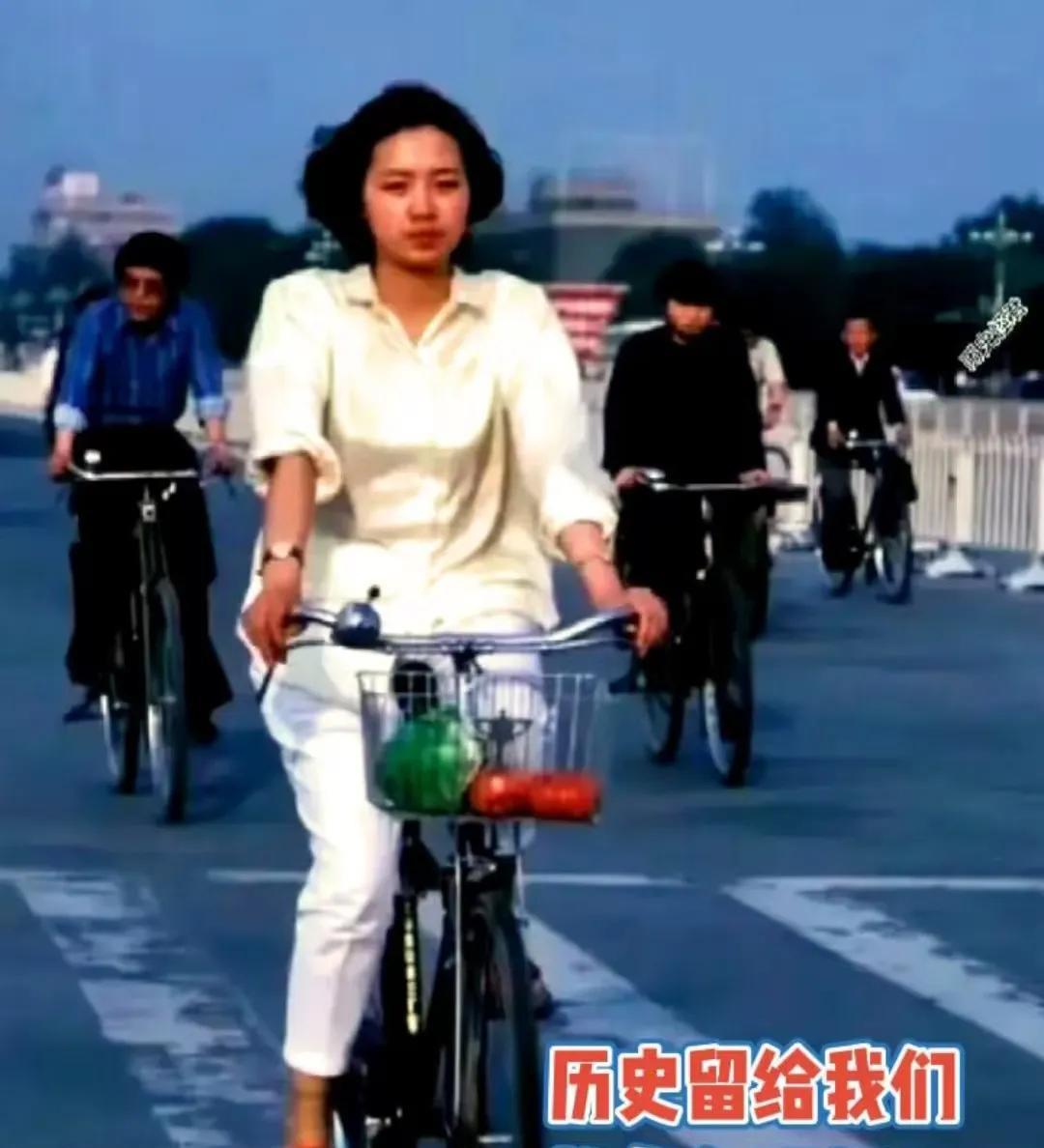 难以忘怀的年代
50多年前，飞鸽牌自行车可是个稀罕物，骑上它比今天坐劳斯莱斯还风