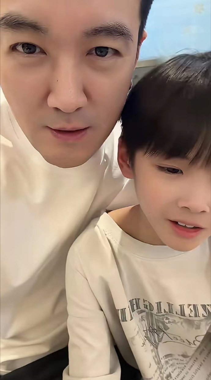 杨子去上海见两个儿子，进门看到黄圣依给两个孩子做的课程表，他说，安迪安麟的妈妈幸