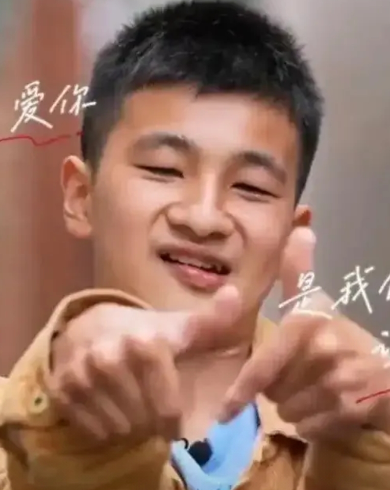 浙江杭州，17岁少年，出生时因缺氧导致脑瘫，母亲想让他学着自立，便让他摆摊去卖爆
