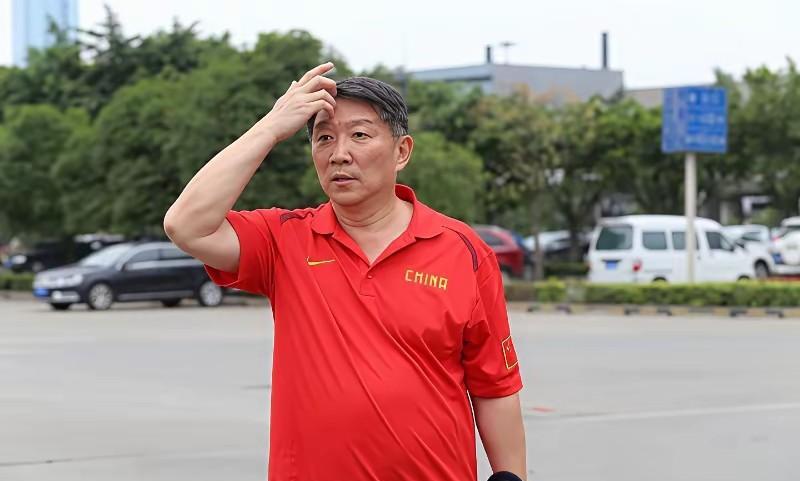 宫鲁鸣说话已经是前言不搭后语了，他说选人标准是:攻守兼备，你看看他选的人，李缘既