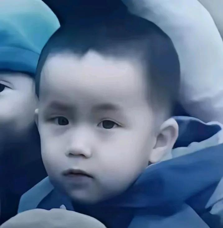 今天刷到这两个宝宝，从照片看两个人个性完全不同，一个看上去老实巴交、乖萌乖萌的，