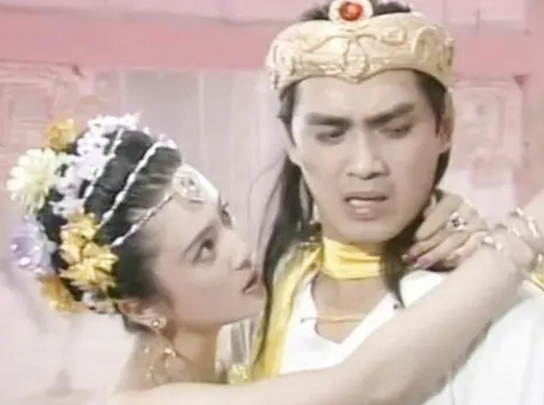 男人长的好看也很危险，苏妲己娘娘就曾对帅气的伯邑考伸出过咸猪手，调戏他不成又杀了