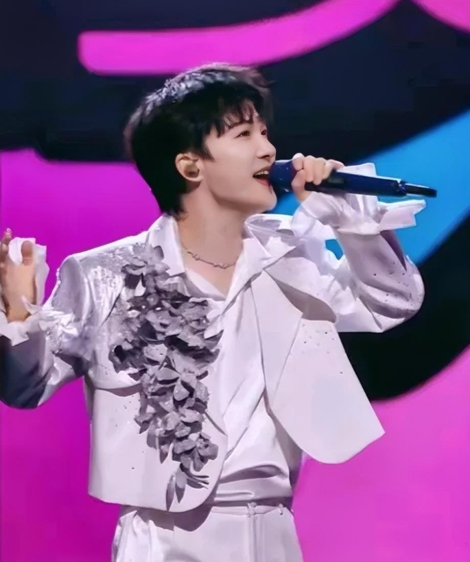 周深跨年竟然唱了98首歌？这个数字简直惊掉下巴！网友纷纷封他为“劳模”，这究竟是