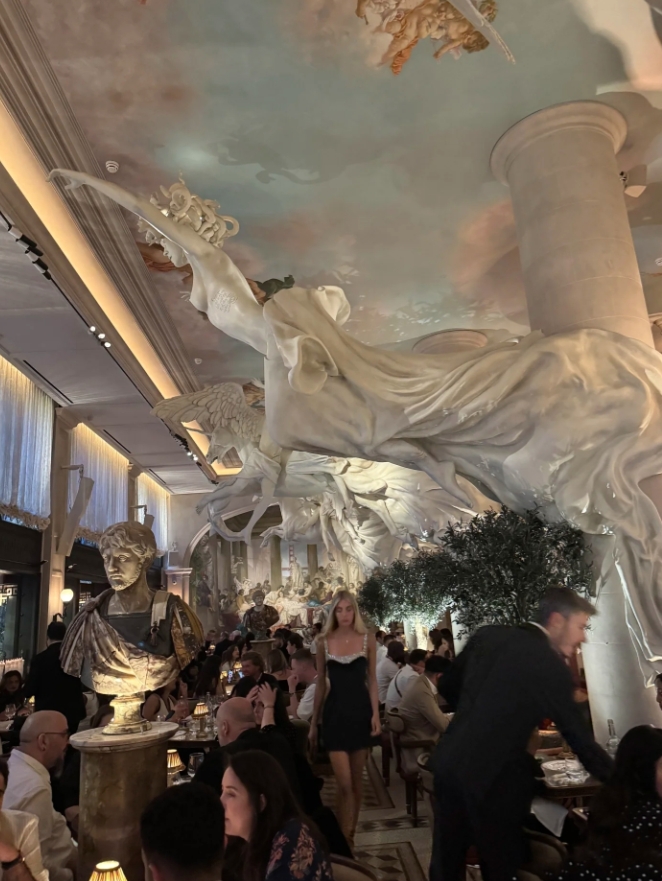 王诗龄在英国吃西餐，看到美食惊喜到张大嘴巴，妈妈李湘红唇抢镜
李湘带女儿王诗龄在