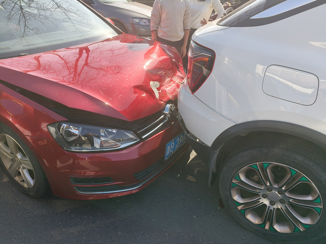 第二次被追尾了是要补个漆了
这已经是第二次了，只能开去4儿子店了，第一次别人撞我