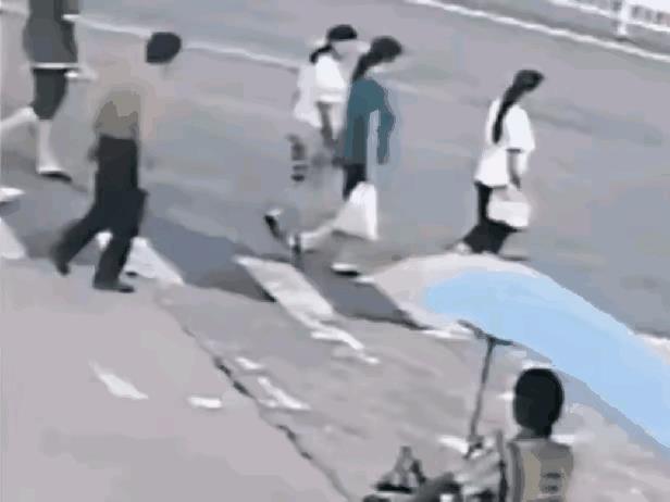 惊呆所有人：一个穿绿衣服的大妈跟行人一起过红绿灯，突然，走在她后面的一个赤膊男子