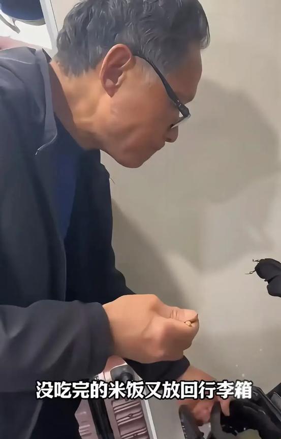 看哭了！广西icon，高铁上女生看到一个无座的老爷爷端着锅吃凉米饭充饥，忍不住问