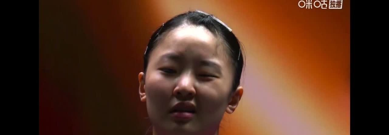7-0的开局，曼昱真是打疯了，张本美和很无奈。
北京大满贯女单1/4决赛，曼昱